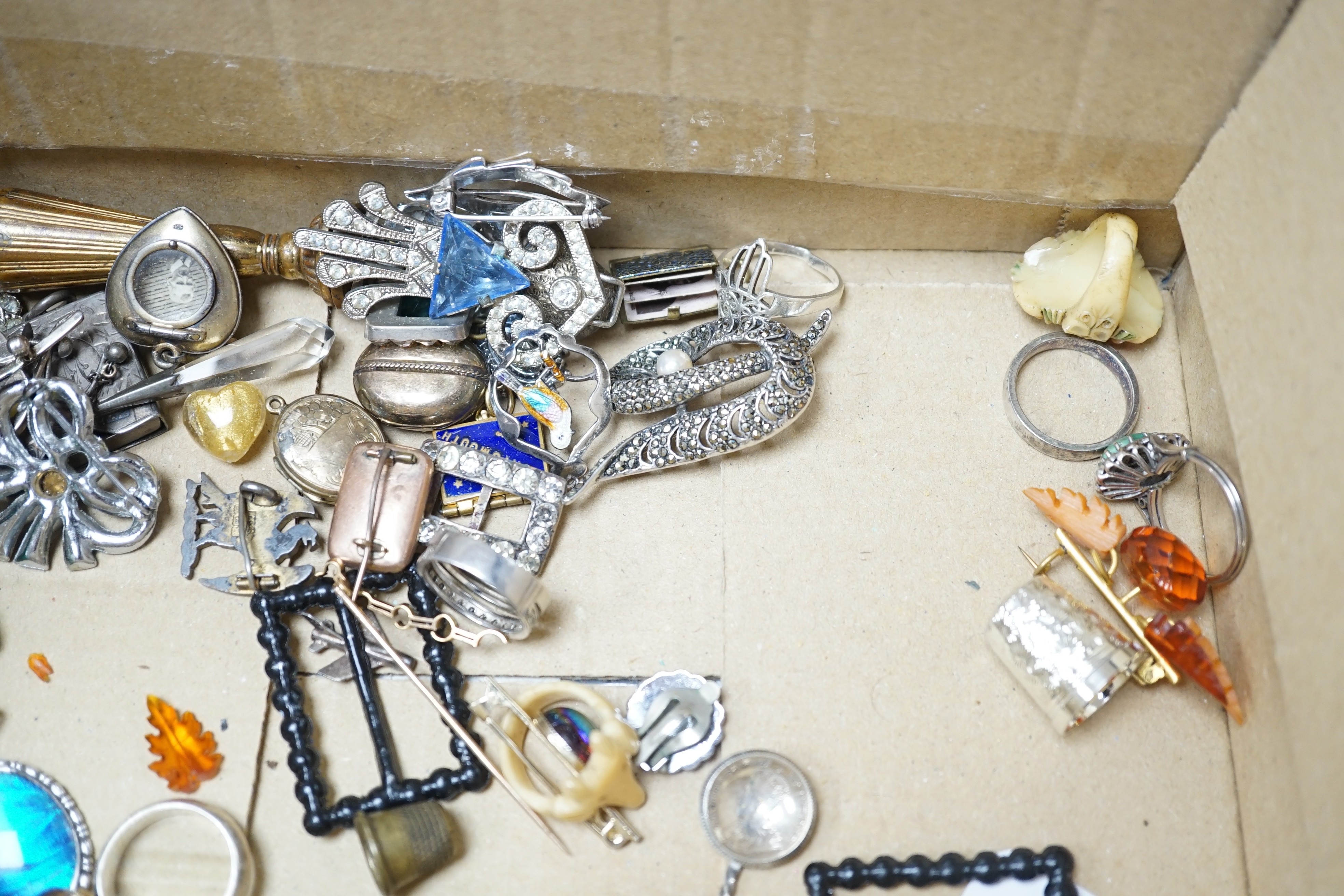 A George V silver and tortoiseshell mounted circular trinket box and a group of assorted jewellery, including costume.